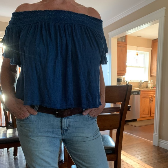 💥Free People deep blue off shoulder crop top fits like a large - Picture 4 of 7